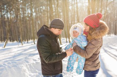 mutlu genç aile harcama zaman içinde kış açık