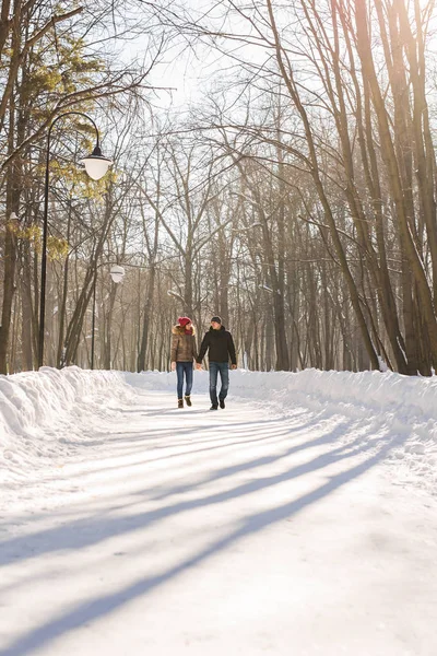 Люди, сезон, любовь и досуг концепции - счастливая пара на открытом воздухе в зимний период — стоковое фото