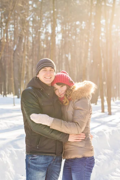 Lidé, sezóna, láska a rekreační koncept - šťastný pár venku v zimě — Stock fotografie