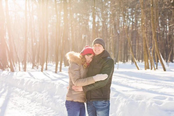 Lidé, sezóna, láska a rekreační koncept - šťastný pár venku v zimě — Stock fotografie