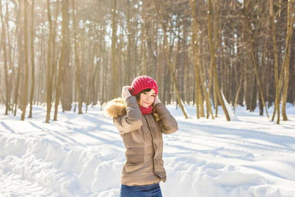 Дівчина в червоному зимовому капелюсі — стокове фото