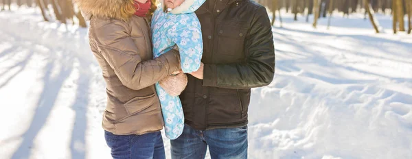 Primer plano de la familia joven feliz pasar tiempo al aire libre en invierno —  Fotos de Stock