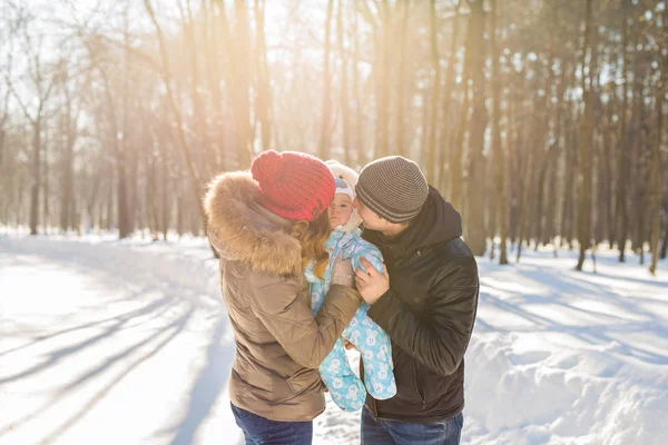 Feliz jovem família passar o tempo ao ar livre no inverno — Fotografia de Stock