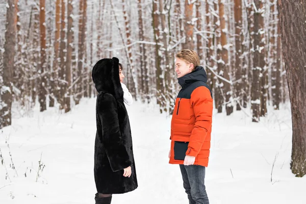 Casal Jovem Feliz no Parque de Inverno. Família ao ar livre — Fotografia de Stock