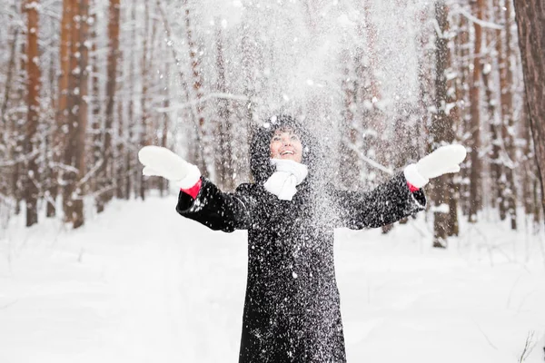 女の子は公園で雪と遊ぶ — ストック写真