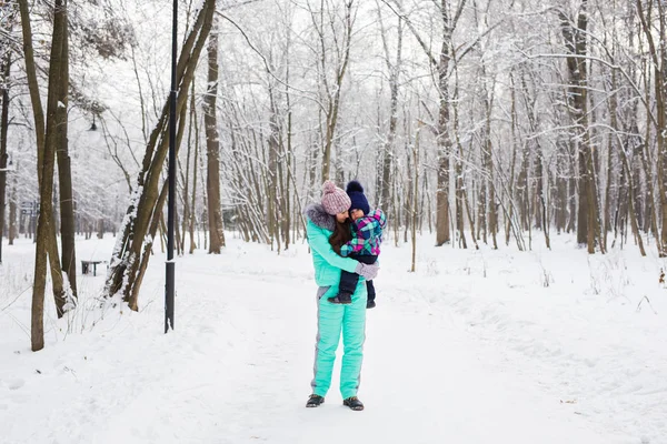 어미와 딸은 겨울 공원에서 재미있게 놀고 있다 — 스톡 사진