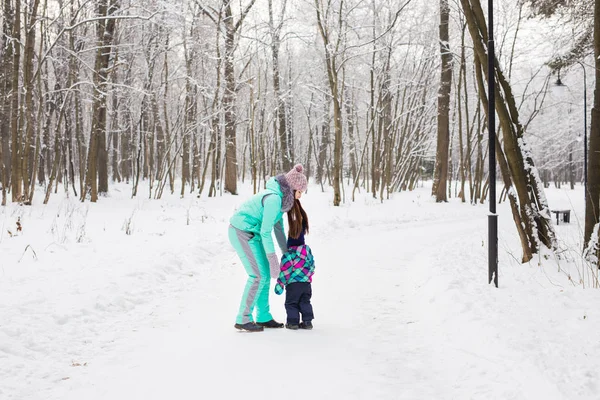 Happy family. Mother and child girl on a winter walk in nature. — Stock Photo, Image