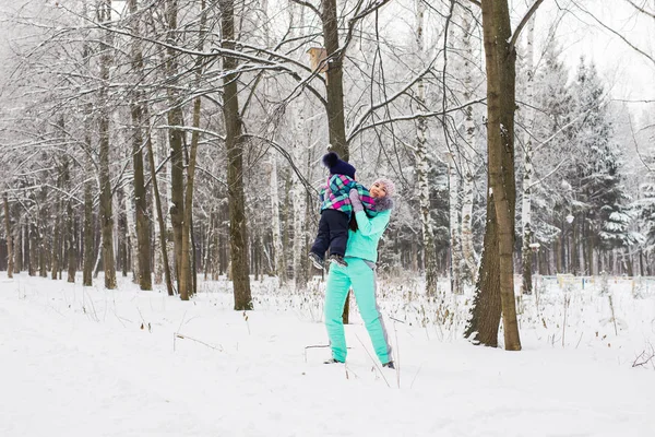 Mãe e criança desfrutando de belo dia de inverno ao ar livre — Fotografia de Stock