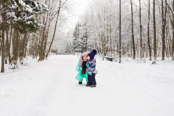 Família feliz. Mãe e criança menina em um passeio de inverno na natureza . — Fotografia de Stock