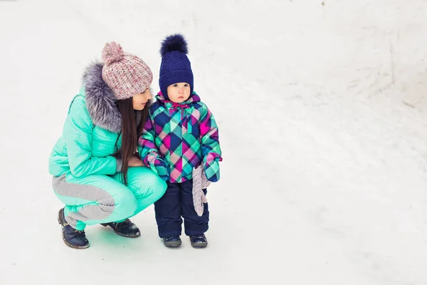 Moeder en kind genieten van prachtige winter dag in de buitenlucht — Stockfoto