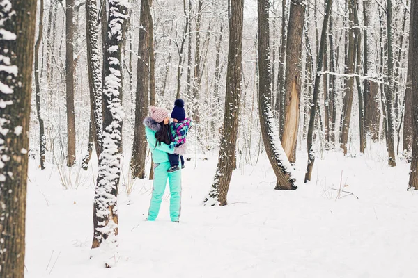 Mãe e filha se divertindo no parque de inverno — Fotografia de Stock