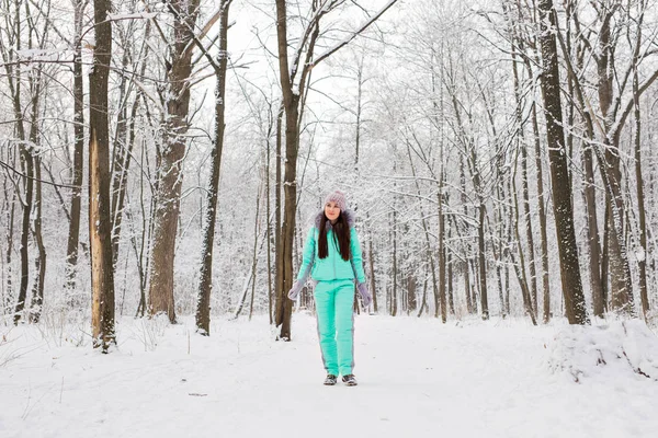 Ritratto di una bella bruna in un parco ghiacciato . — Foto Stock