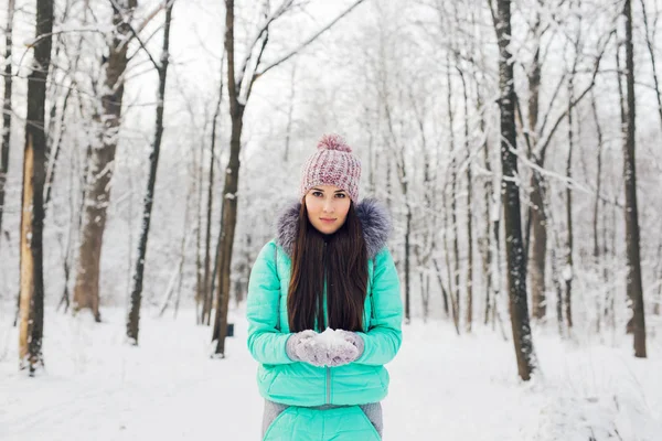 Portrait of a cute brunette in a frosty park. — Stock Photo, Image