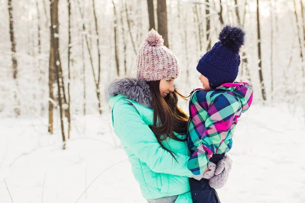 Mère et fille s'amusent dans le parc d'hiver — Photo