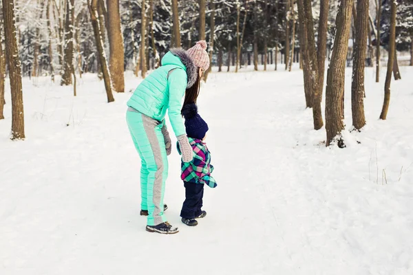 Mãe e criança desfrutando de belo dia de inverno ao ar livre — Fotografia de Stock
