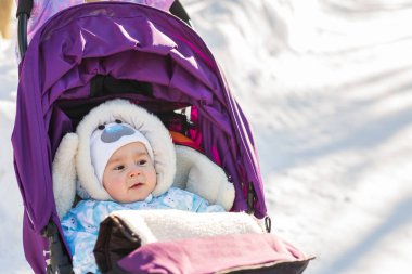 Şirin Bebek arabasındaki bebek açık