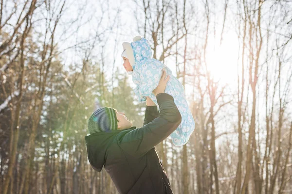 Père heureux avec son bébé le week-end d'hiver — Photo