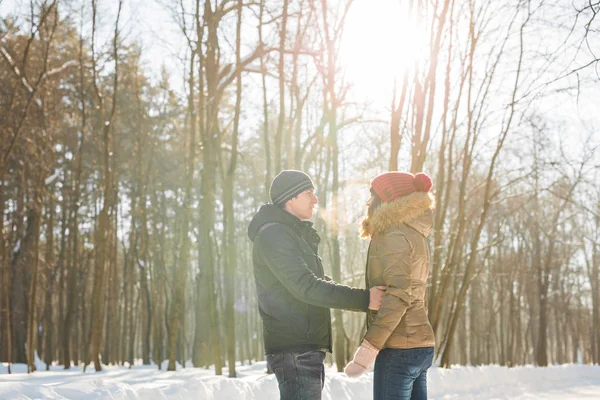 Jovem casal apaixonado na floresta de inverno — Fotografia de Stock