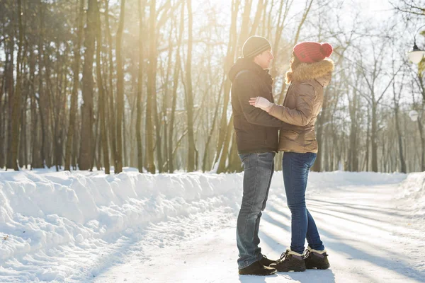 Jeune couple amoureux dans la forêt d'hiver — Photo