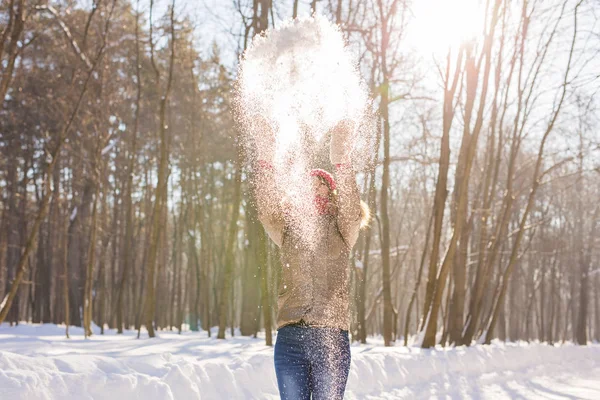 Menina brincando com neve no parque — Fotografia de Stock