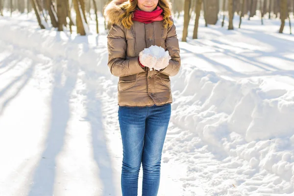 Молода дівчина тримає сніг в рукавичках — стокове фото