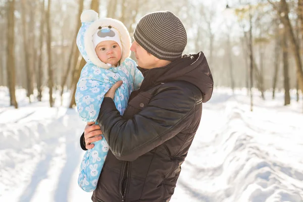 Happy father with his baby on winter weekend — Stock Photo, Image