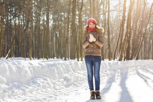 Menina segurando neve em mitenes — Fotografia de Stock