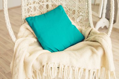 Yastık ve örme şal ile şık koltuk