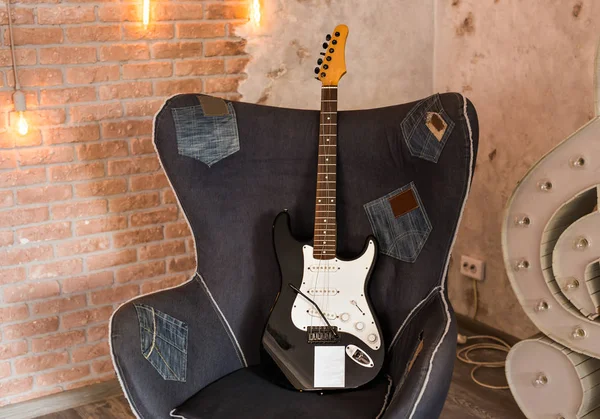 Le Guitariste Sur Une Chaise Image stock - Image du adulte, saisir: 51196201