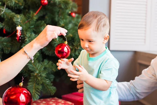 Hermoso niño feliz con bola de Navidad — Foto de Stock