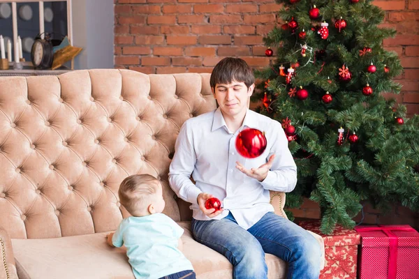 Vader en zoon op Kerstmis interieur achtergrond — Stockfoto