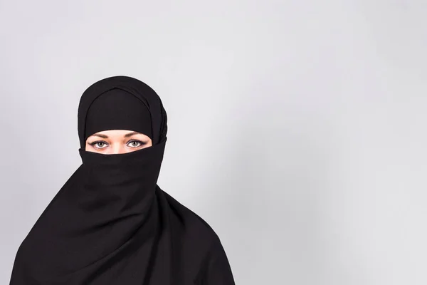 Ragazza che indossa un niqab — Foto Stock