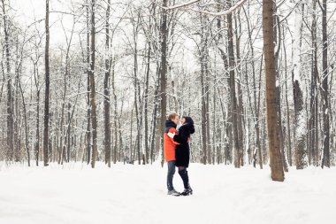 Genç çift Kış gününde öpüşme
