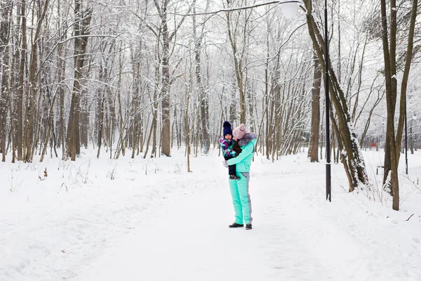 Mãe e filha se divertindo no parque de inverno — Fotografia de Stock