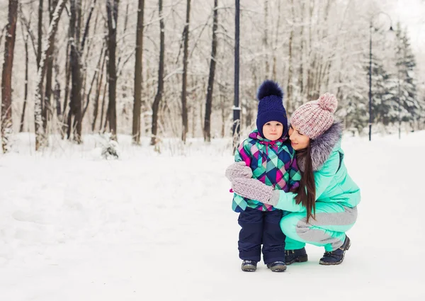 Mother and child enjoying beautiful winter day outdoors — Stock Photo, Image