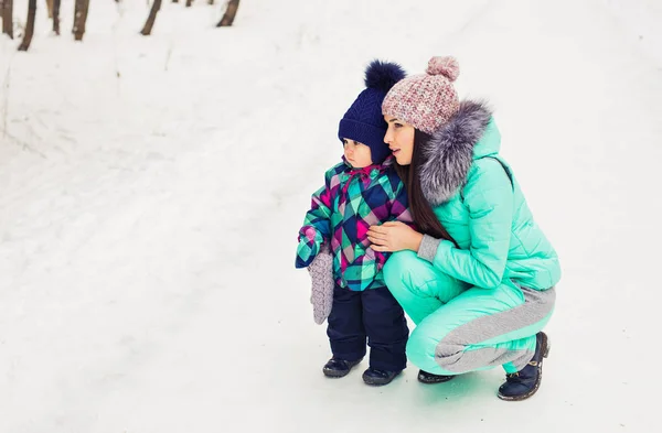 Mother and child enjoying beautiful winter day outdoors — Stock Photo, Image