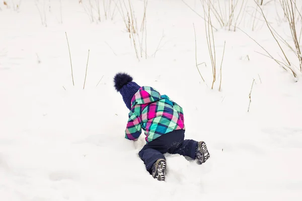 雪の中で遊んで笑っている赤ちゃん女の子 — ストック写真