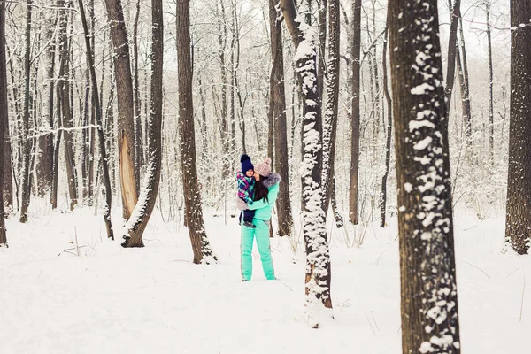 Mãe e filha se divertindo no parque de inverno — Fotografia de Stock