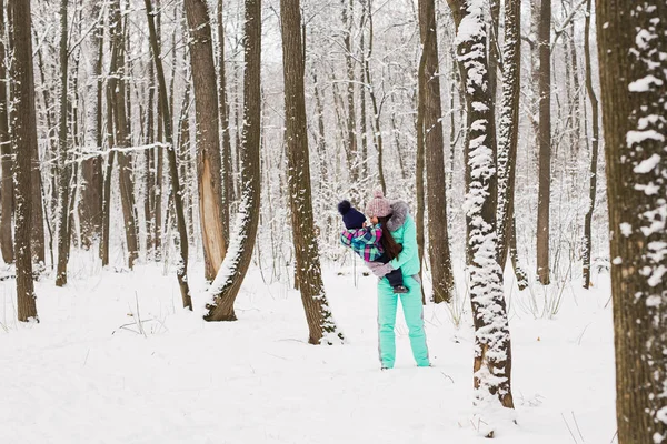 Mãe e filha se divertindo no parque de inverno — Fotografia de Stock