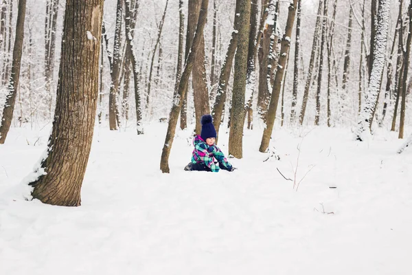 Niña jugando en la nieve — Foto de Stock