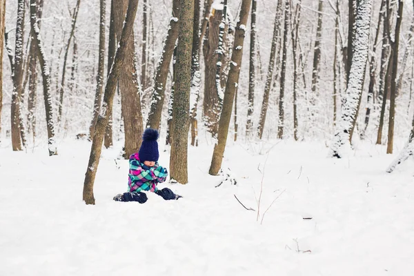 Niña jugando en la nieve — Foto de Stock