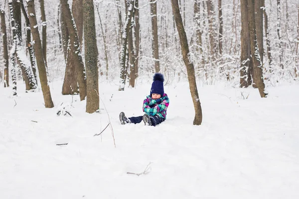 Menina brincando na neve — Fotografia de Stock