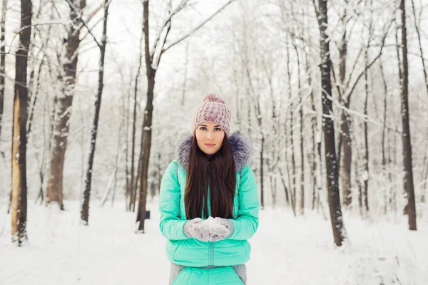 Menina no inverno parque nevado. Neve, conceito frio e sazonal — Fotografia de Stock