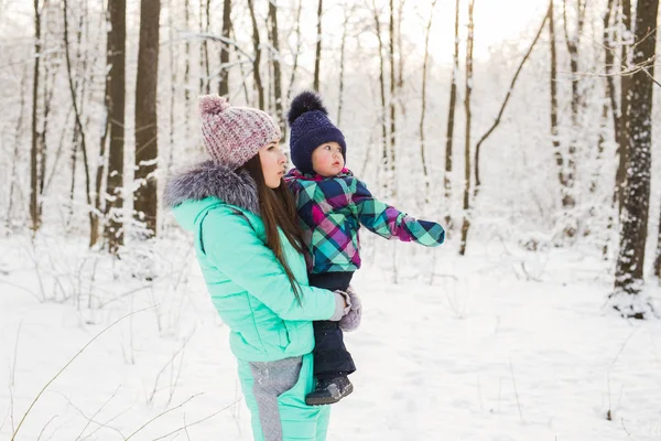 Mother and child enjoying beautiful winter day outdoors — Stock Photo, Image