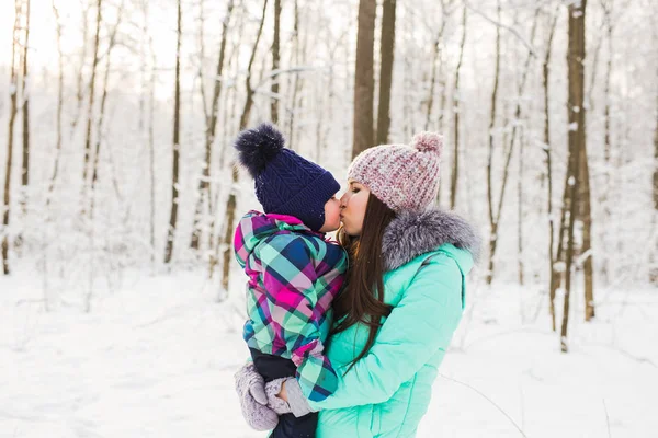 Mother and daughter having fun in the winter park — Stock Photo, Image