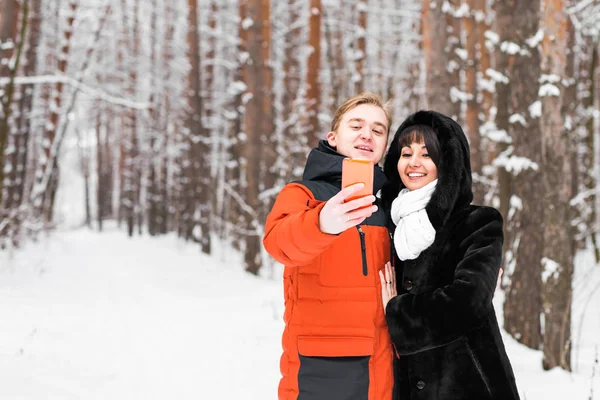 Chłopak dziewczyna zima selfie na spacerze — Zdjęcie stockowe
