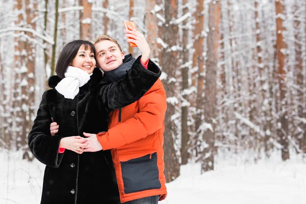 Chłopak dziewczyna zima selfie na spacerze — Zdjęcie stockowe