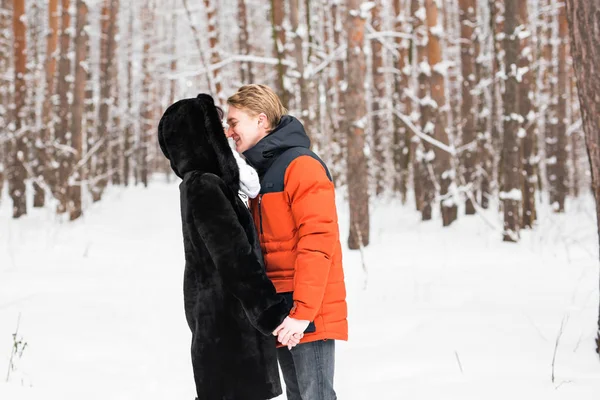 Casal jovem beijando no dia de inverno — Fotografia de Stock