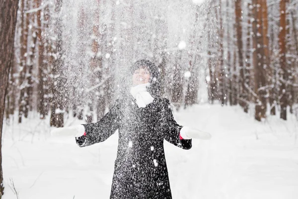 女の子は公園で雪と遊ぶ — ストック写真