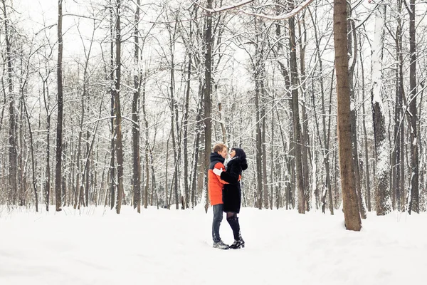 Casal jovem beijando no dia de inverno — Fotografia de Stock